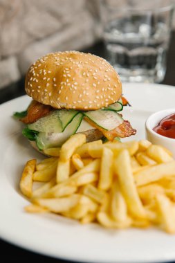 Marul, salatalık ve pastırmalı çizburger