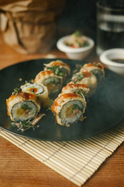 Maki suşi rulo salatalık ve yılan balığı