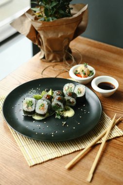 Suşi rulo salatalık ve yengeç et