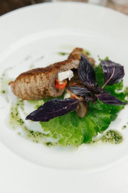 Peynir ve domates ile doldurulmuş et pirzola