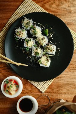 Suşi rulo siyah havyar ve peynir ile