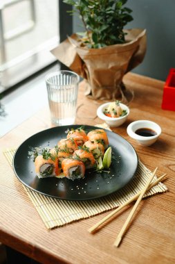 Somon ve salatalıklı maki suşi.