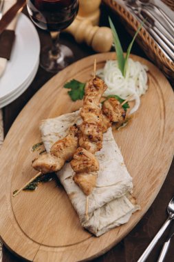 Tavuk kebap ile buğday tortilla katlanmış