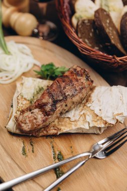 Buğday tortilla ile kavrulmuş et katlanmış