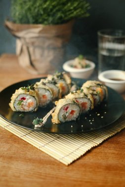 Fried maki sushi somon ile rulo