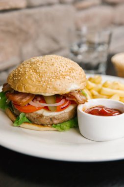 Marul, domates ve Peynirli hamburger