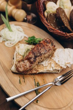 Buğday tortilla ile kavrulmuş et katlanmış