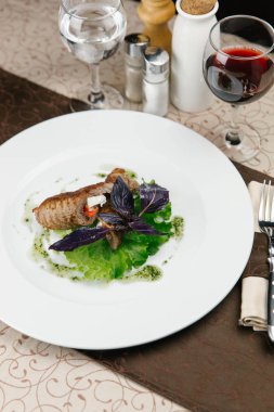 Peynir ve domates ile doldurulmuş et pirzola