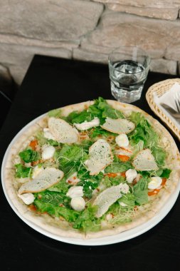 Mozzarella ve marul salata pizza mix
