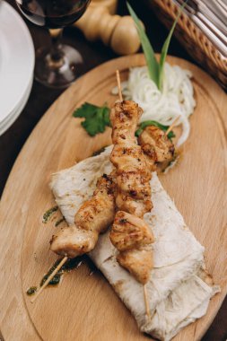 Tavuk kebap ile buğday tortilla katlanmış