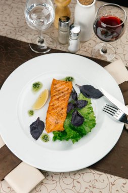 Limon ve marul ızgara somon