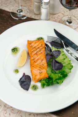 Limon ve marul ızgara somon