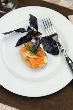 Bruschetta tereyağı, somon ve limon ile