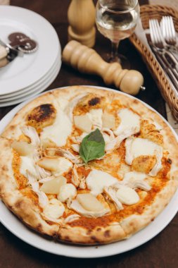 Tavuk, patates ve peynirli pizza