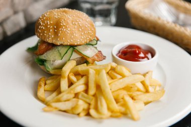 Marul, salatalık ve pastırmalı çizburger