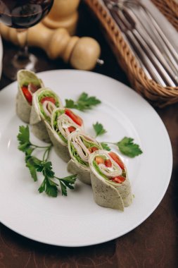 Tortilla rulo ile jambon, domates