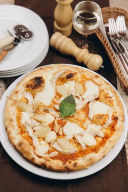 Tavuk, patates ve peynirli pizza