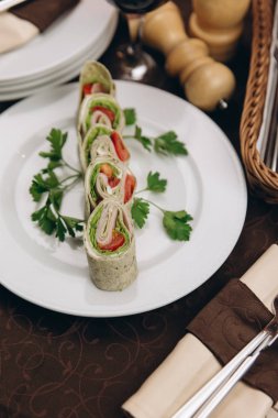 Tortilla rulo ile jambon, domates