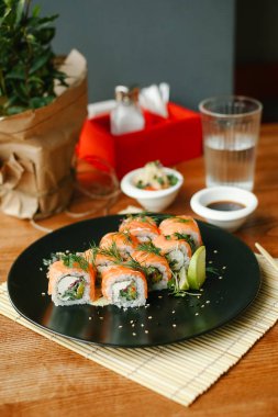 Somon ve salatalıklı maki suşi.