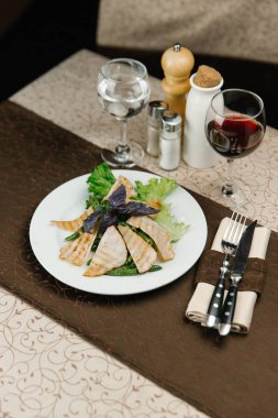 Izgara dana eti kuşkonmaz ile