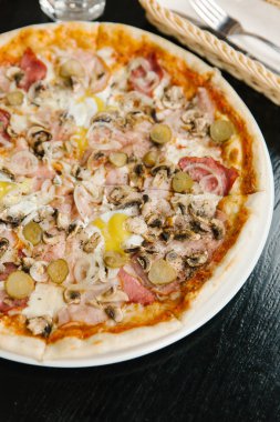 Pizza mantar, pastırma ve soğan ile