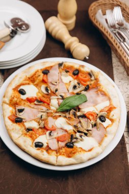 Pizza domates, jambon ve zeytin ile