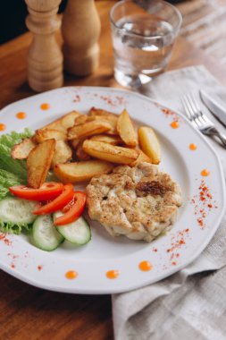 Kızarmış patates dilimleri ve et pirzola