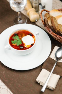 Zeytin ve ekşi krema ile domates çorbası 