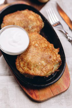 ekşi krema ile kızarmış patates