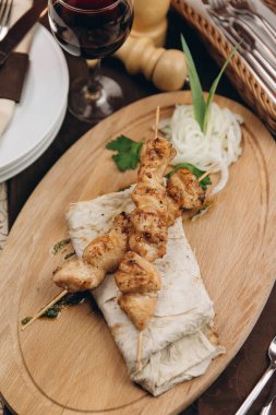 Tavuk kebap ile buğday tortilla katlanmış