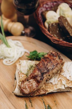 Buğday tortilla ile kavrulmuş et katlanmış