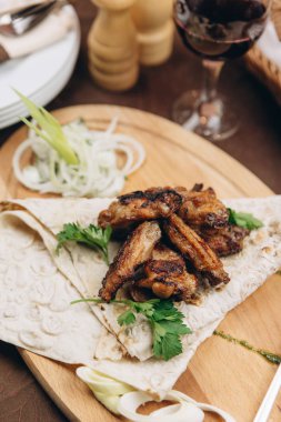 Buğday tortilla ile kavrulmuş et katlanmış