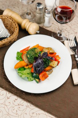 Brokoli, biber ve marul sebze salatası