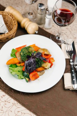 Brokoli, biber ve marul sebze salatası