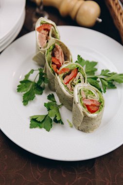 Sığır eti ve domates ile tortilla rulo