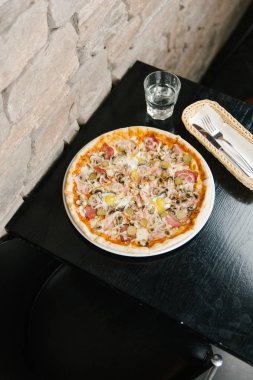 Pizza mantar, pastırma ve soğan ile