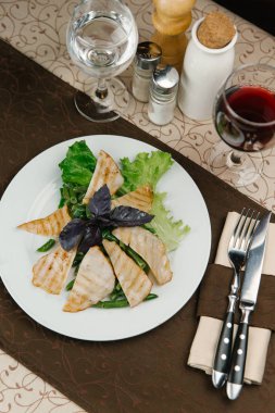 Izgara dana eti kuşkonmaz ile