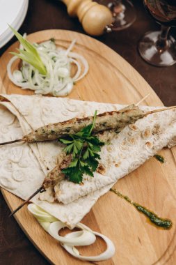 Katlanmış buğday tortilla merguez sosis ile