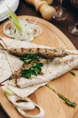 Katlanmış buğday tortilla merguez sosis ile