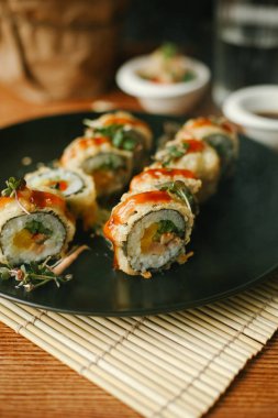 Maki suşi rulo salatalık ve yılan balığı