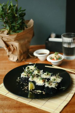 Suşi rulo siyah havyar ve peynir ile