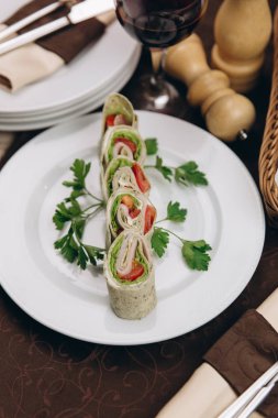 Tortilla rulo ile jambon, domates