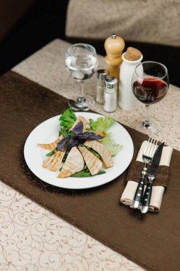 Izgara dana eti kuşkonmaz ile