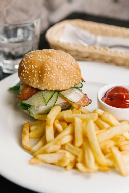 Marul, salatalık ve pastırmalı çizburger