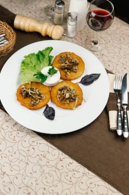 Mantar ile pişmiş kabak dilimleri