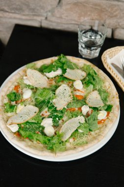 Mozzarella ve marul salata pizza mix