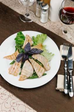 Izgara dana eti kuşkonmaz ile