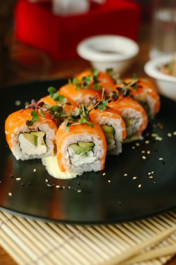 Somon ve krem peynirli suşi ruloları.