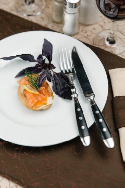 Bruschetta tereyağı, somon ve limon ile