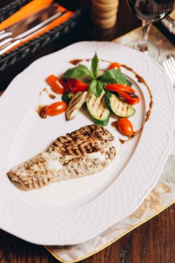 Izgara tilapia biftek ızgara iliği ile